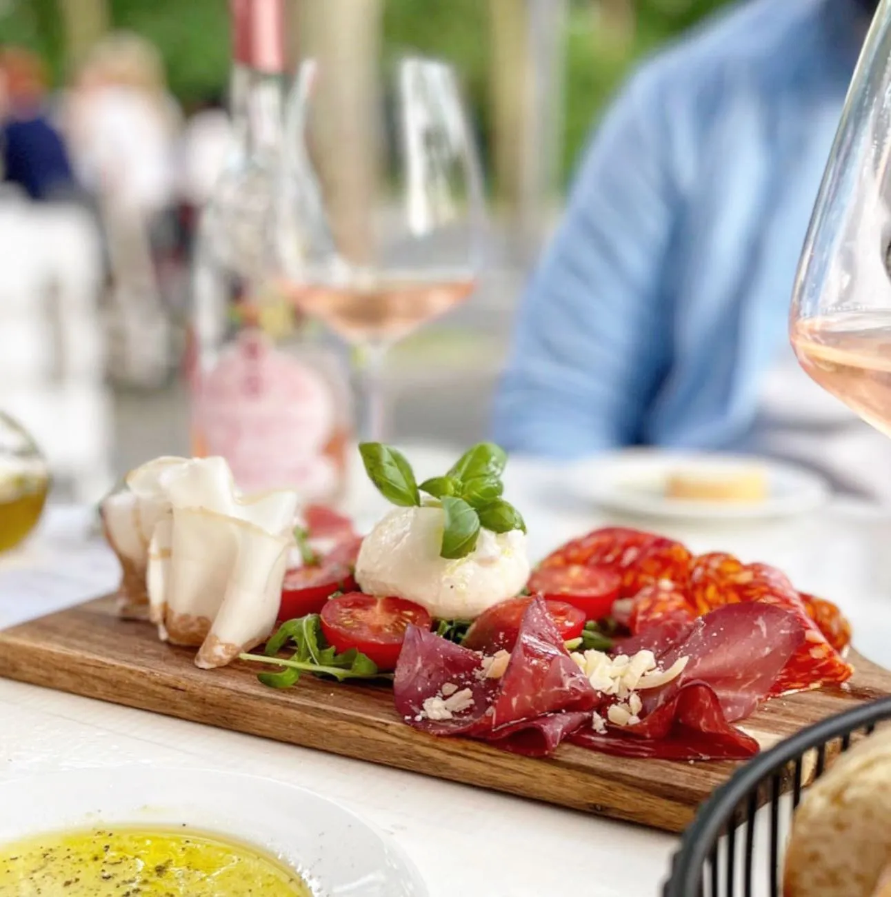 Antipasti-Platte mit Burrata und italienischem Aufschnitt